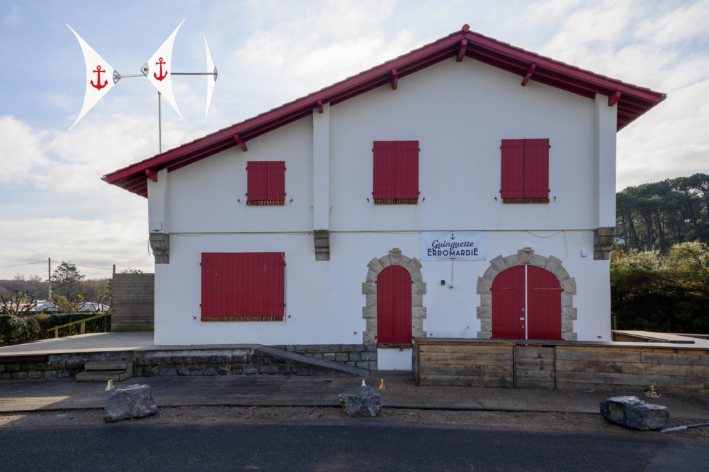 Maison basque avec éolienne légère
